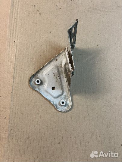 Кронштейн переднего левого крыла Skoda Rapid