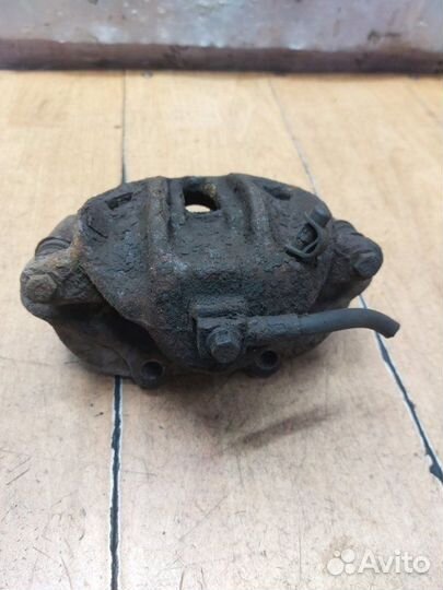 Тормозной суппорт передний правый Opel Omega B