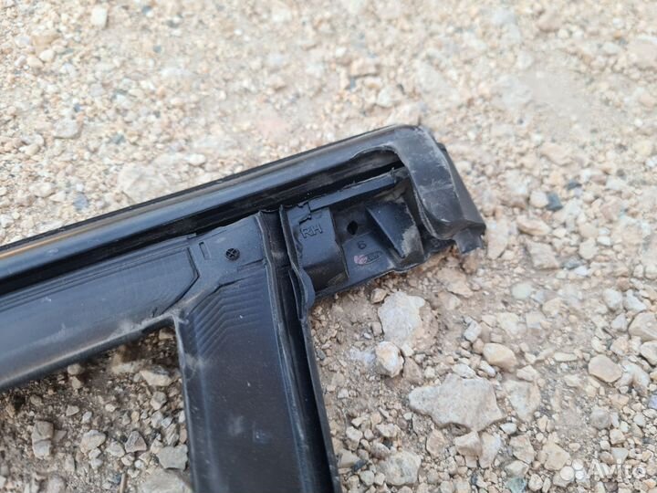 Уплотнитель стекла передний правый Focus 3