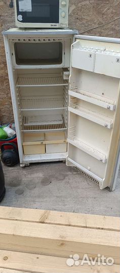 Холодильник и микроволновая печь