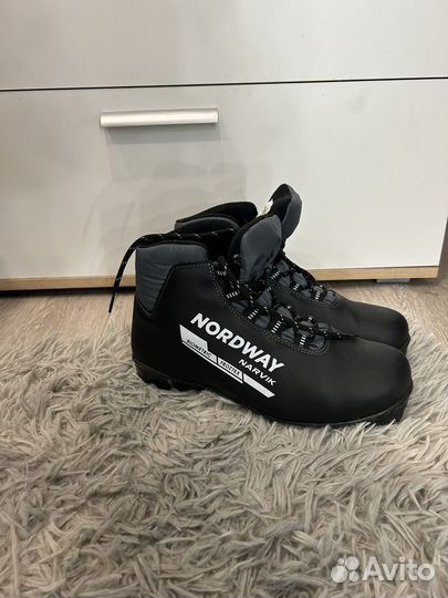 Лыжные ботинки,лыжи,лыжные палки