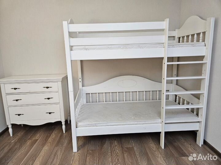 Кровать двухьярусная и тумба
