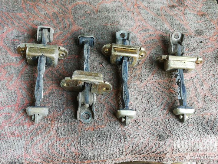 Ограничитель двери Ниссан Премьера Комфорт Р11