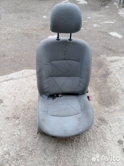 Сиденье переднее правое Renault Symbol K7JA700