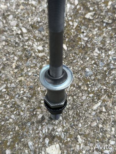 Ось заднего колеса спортивная под гайки 180мм