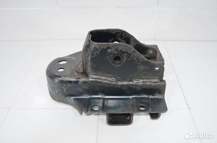 Кронштейн продольного рычага задний левый Mazda