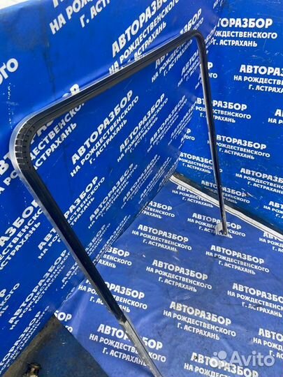 Внутренняя направляющая стекла двери. Scania