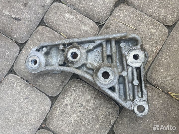 Кронштейн генератора renault