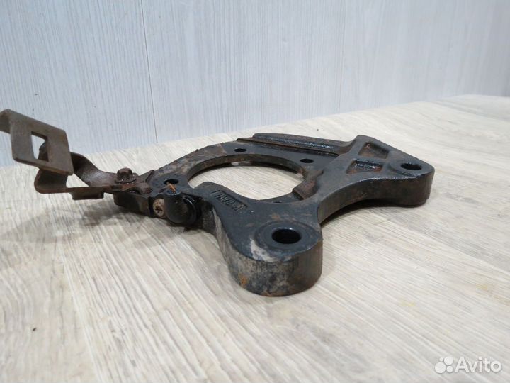 Скоба суппорта заднего левого Chevrolet Cruze