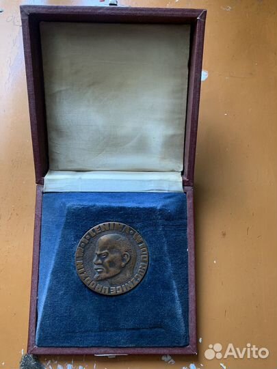 Настольная медаль