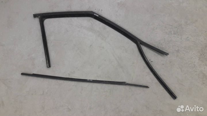 Направляющая стекла передней правой Skoda Fabia