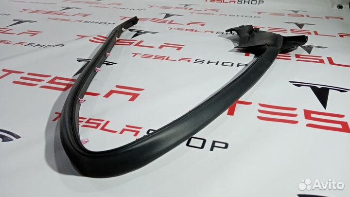 Уплотнитель задней двери Tesla Model S 2014