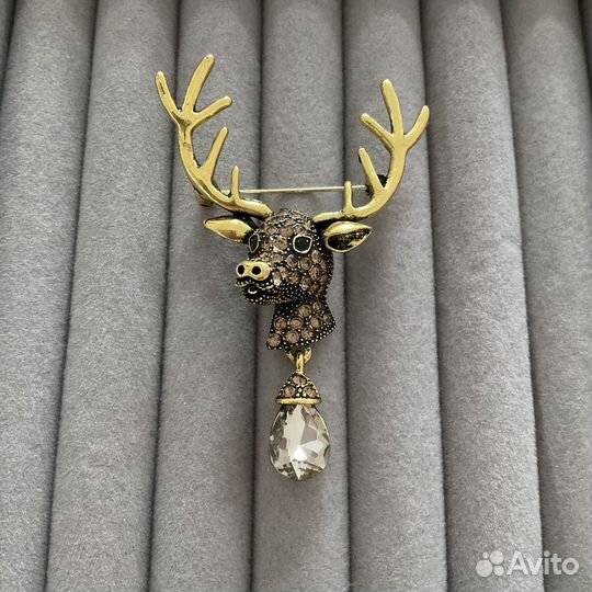 Брошь олень