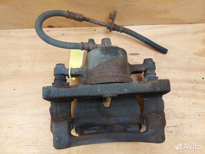 Суппорт передний левый Toyota Vitz SCP90 2szfe