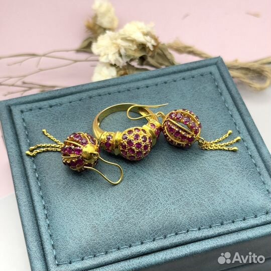 Золотой гарнитур с рубинами 750 пробы