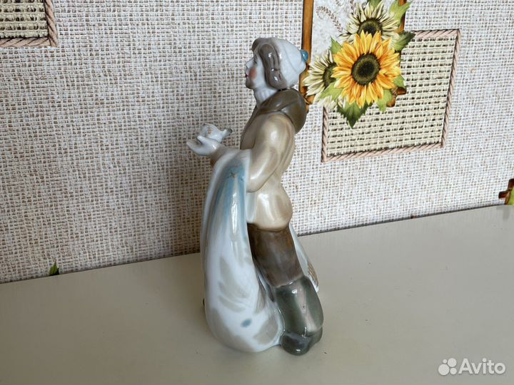 Фарфоровые статуэтки Рыбак с неводом