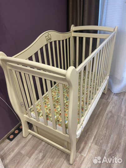 Детская кроватка с универсальным маятником