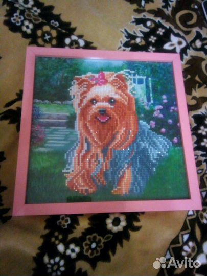 Картира собачка выложена стразами