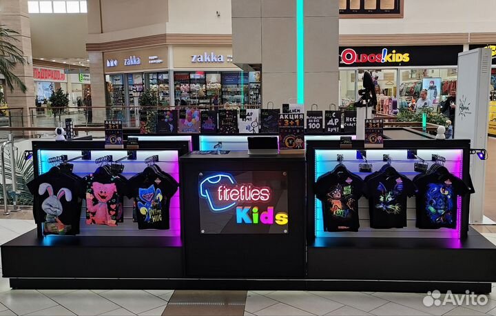 Продавец в неоновый магазин детской одежды