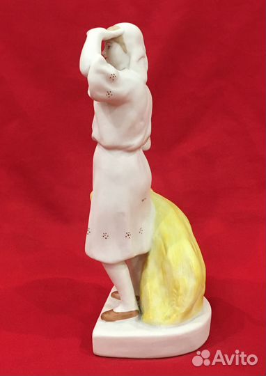 Статуэтка. Бисквит. Колхозница со снопом. СССР