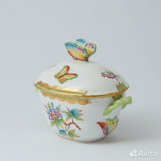Сахарница с бабочкой на крышке