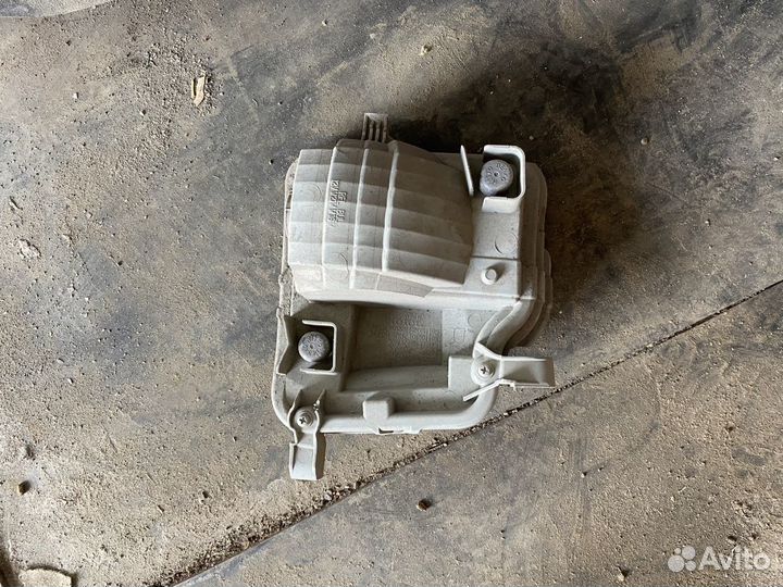 Отражатель бампера Toyota Ractis