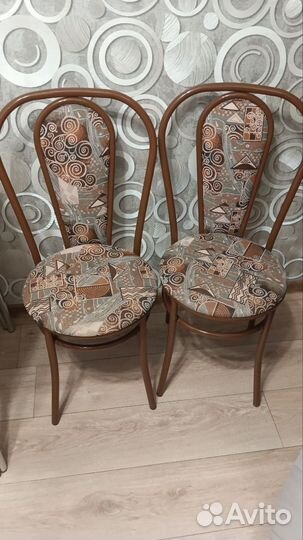 Стол кухонный и 3 стула