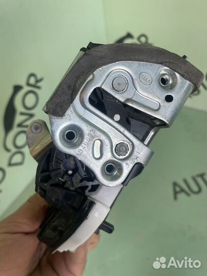 Замок задней левой двери toyota rav 4 xa50