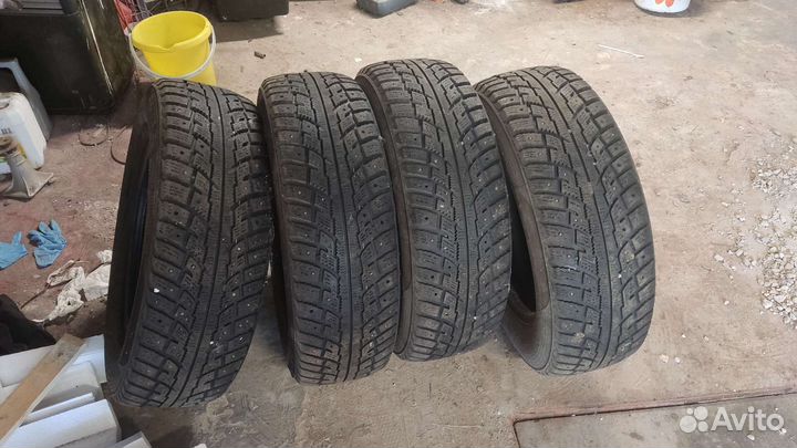 Kumho I'Zen RV Stud KC16 215/70 R16 100T