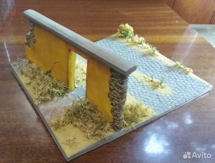 Диорама (подставка). Стена с мостовой