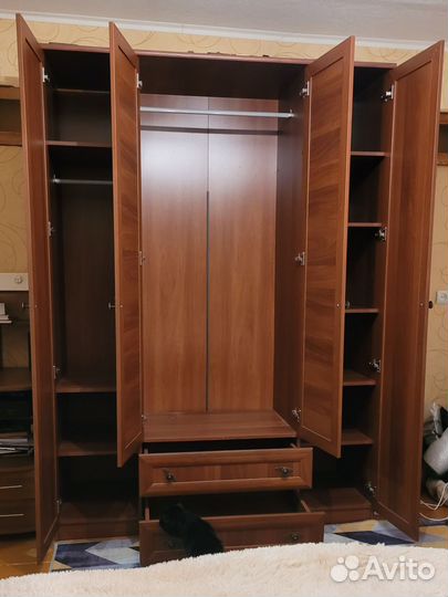 Шкаф платяной