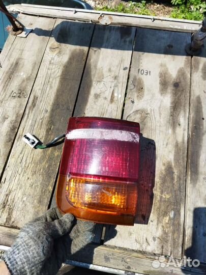 Стоп-сигнал задний левый Nissan Elgrand AVE50