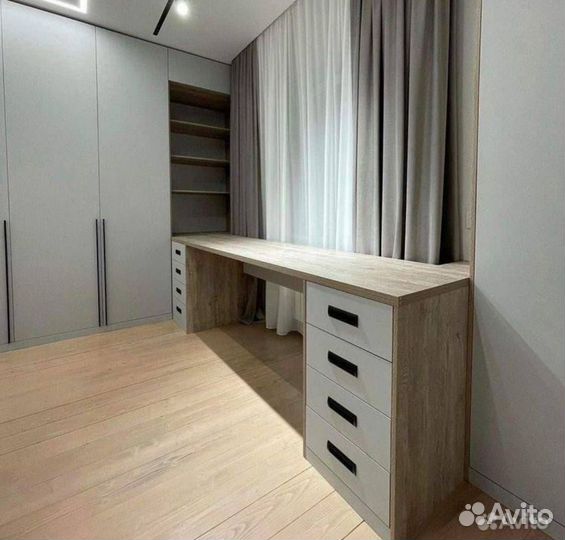 Детская рабочая зона у окна