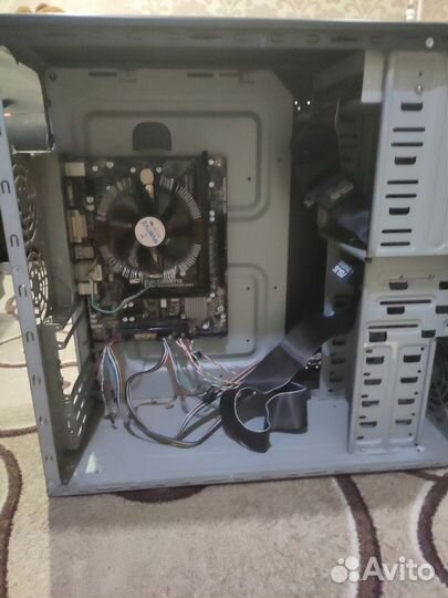Корпус с материнской платой,процессором и памятью
