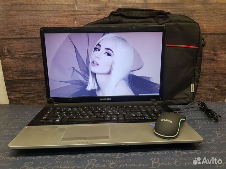 Отличный Samsung ноутбук с большим экраном