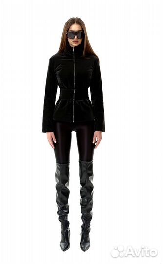 Куртка на молнии. Женская куртка