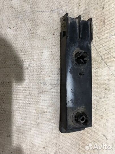 Направляющая бампера передняя левая Mercedes-Benz