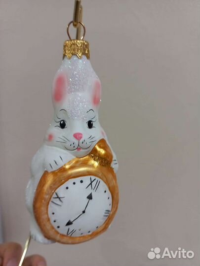 Зайчик с часами елочная игрушка