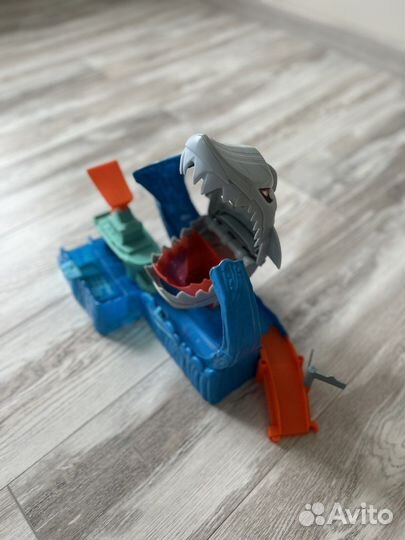 Трек Hot wheels ледяная акула