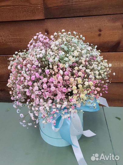 Композиция из радужный гипсофилы в голубой шляпной