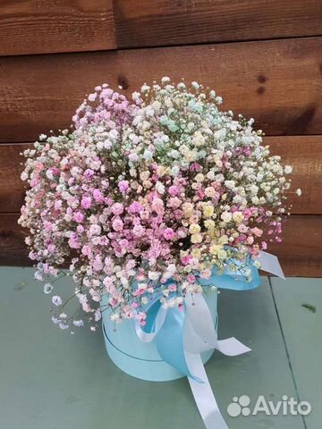 Композиция из радужный гипсофилы в голубой шляпной