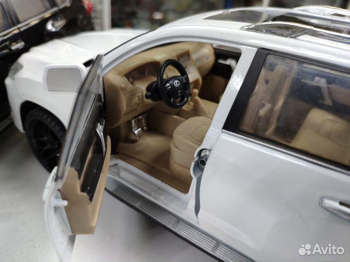 Модели автомобилей Lexus LX570 1:18