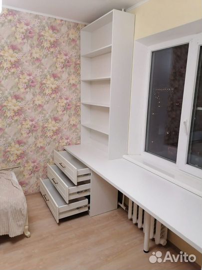 Столы письменные с пеналами и тумбами