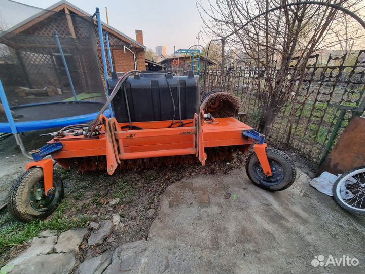 Щётка с бункером с системой орошения