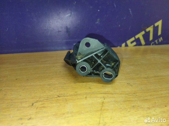 Кронштейн крепления троса кпп Nissan Almera G15
