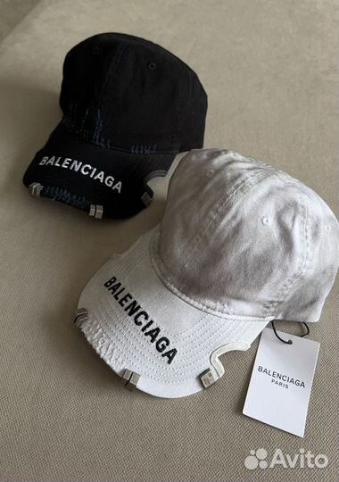 Кепка balenciaga с пирсингом