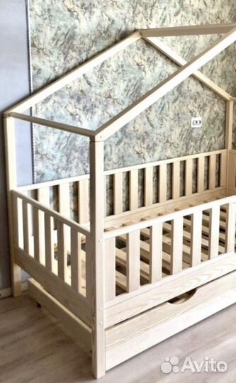 Кровать домик в естественном цвете дерева