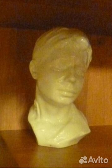 Бюсты Есенина