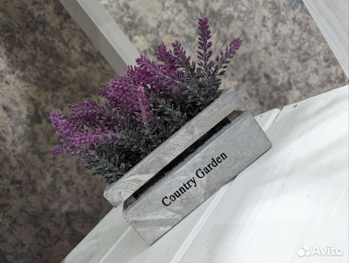 Искусственные цветы в горшках