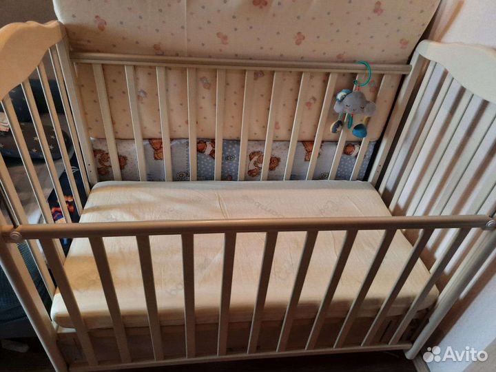 Детская кроватка с маятником